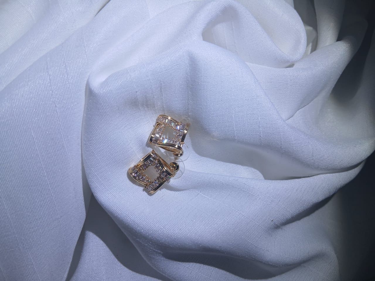 💖 The Glitz Cube Huggie Hoops